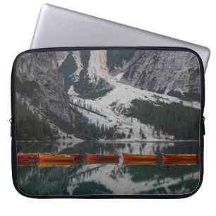 ORANGE CANOE AUF WASSERKÖRPER LAPTOPSCHUTZHÜLLE
