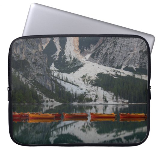 ORANGE CANOE AUF WASSERKÖRPER LAPTOPSCHUTZHÜLLE (Vorderseite)