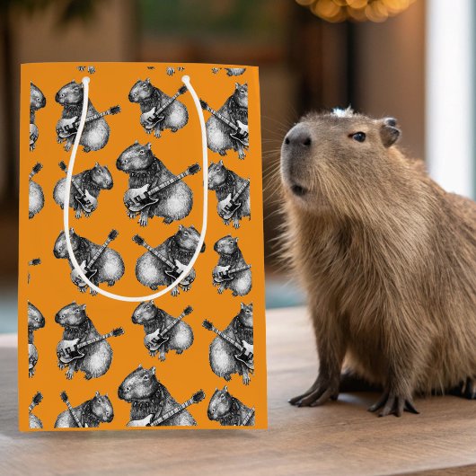 Orange Capybara Rockstar Mittlere Geschenktüte