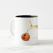 Orange Cat Jumping between Pumpkins Zweifarbige Tasse (Vorderseite Links)