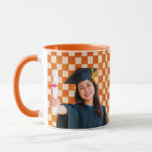 Orange Checkered Personalized Portrait Graduation Tasse (Links)