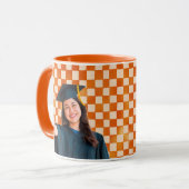 Orange Checkered Personalized Portrait Graduation Tasse (Vorderseite Links)