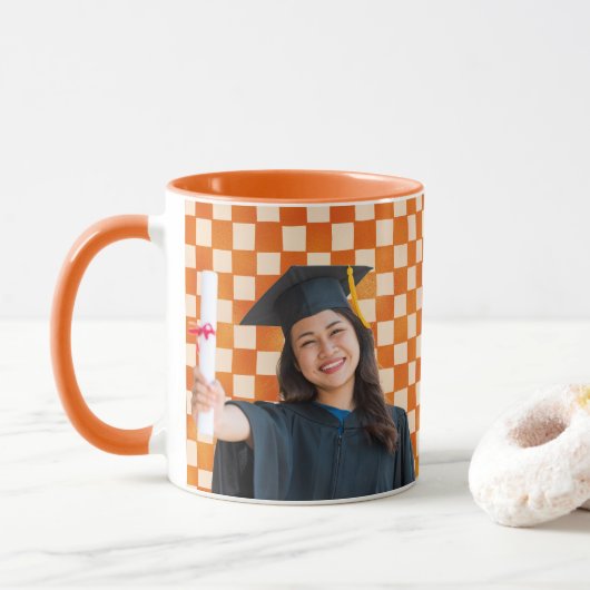 Orange Checkered Personalized Portrait Graduation Tasse (Mit Donut)