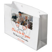 Orange cheers to 60 years anniversary wedding große geschenktüte (Rückseite Schrägansicht)