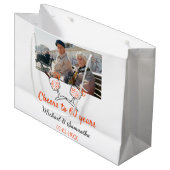 Orange cheers to 60 years anniversary wedding große geschenktüte (Vorderseite Schrägansicht)