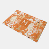 Orange Chinoiserie Pagodas Monogram Fußmatte (Schrägansicht)
