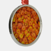 Orange Chrysanthemum-Blume Silbernes Ornament (Rechts)