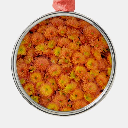 Orange Chrysanthemum-Blume Silbernes Ornament (Vorne)