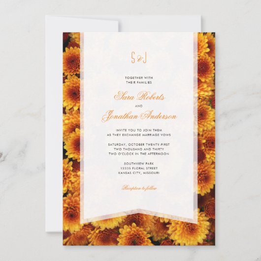 Orange Chrysanthemums Monogram Wedding Einladung (Vorderseite)