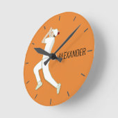 Orange Cricketer Bowling Runde Wanduhr (Winkel)
