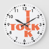Orange Crossword Tick Tock Text Große Wanduhr (Vorderseite)