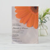 Orange Daisy and White Satin Wedding Einladung (Stehend Vorderseite)