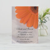 Orange Daisy and White Satin Wedding Save the Date (Stehend Vorderseite)
