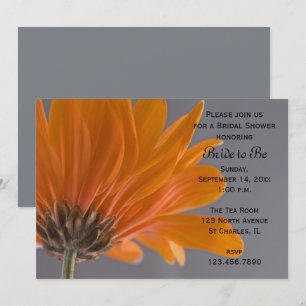 Orange Daisy auf grauem Brautparty Einladung