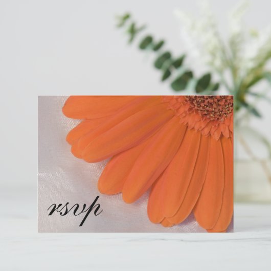 Orange Daisy White Satin Wedding RSVP Response (Stehend Vorderseite)