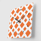 Orange Diamonds on White Quadratische Wanduhr (Winkel)