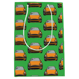 Orange Electric Vehicle SUV Car Green Background Mittlere Geschenktüte