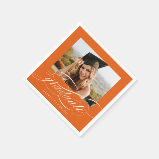 Orange Elegant Script Foto Graduation Party Serviette (Ecke)
