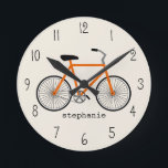 Orange Fahrrad-Uhr Runde Wanduhr<br><div class="desc">Eine Uhr, die eine Illustration eines orange Fahrrades kennzeichnend kennzeichnet. Personifizieren Sie mit Ihrem Namen.</div>