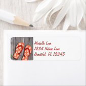 Orange Flip Flops auf Wood Beach Address (Insitu)