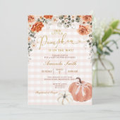 Orange Floral Little Pumpkin Gingham Baby Shower Einladung (Stehend Vorderseite)