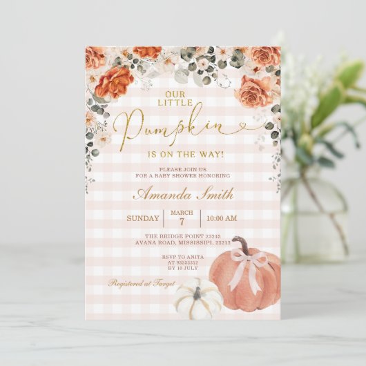 Orange Floral Little Pumpkin Gingham Baby Shower Einladung (Stehend Vorderseite)