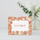 Orange Floral Wir haben neue Zuhause Ankündigung Postkarte (Stehend Vorderseite)