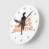 Orange Focus Believe Breathe Running Runde Wanduhr (Winkel)