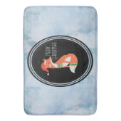 Orange Fox in Roter Weihnachtsmannmütze Frohe Weih Badematte (Vorderseite Vertikal)