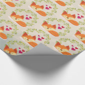 Orange Fox mit roten Herzen und einem grünen Kraut Geschenkpapier (Ecke)
