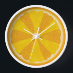 Orange Fruit Slice Pop Art Minimalistische Küche K Uhr<br><div class="desc">Diese farbenfrohe orangefarbene Uhr ist perfekt für Ihre Küchendekoration. Es zeigt ein in Scheiben geschnittenes, offenes Bild einer orangen Zitrusfrucht mit 12 Fruchtschnitten in abwechselnden Orangentönen, sodass man die Zeit ohne Zahlen erzählen kann. Dieses ungewöhnliche Design hat einen strukturierten Look - und eine Art 60er Pop Kunst / minimalistischer Stil....</div>