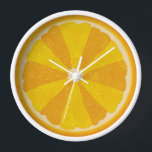 Orange Fruit Slice Pop Art Minimalistische Küche K Uhr<br><div class="desc">Diese farbenfrohe orangefarbene Uhr ist perfekt für Ihre Küchendekoration. Es zeigt ein in Scheiben geschnittenes, offenes Bild einer orangen Zitrusfrucht mit 12 Fruchtschnitten in abwechselnden Orangentönen, sodass man die Zeit ohne Zahlen erzählen kann. Dieses ungewöhnliche Design hat einen strukturierten Look - und eine Art 60er Pop Kunst / minimalistischer Stil....</div>