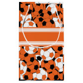 Orange Fußball-Collage Kleine Geschenktüte (Rückseite)