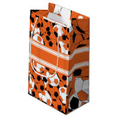 Orange Fußball-Collage Kleine Geschenktüte (Rückseite Schrägansicht)