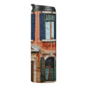 ORANGE-GEMALTETE GEBÄUDE-FACADE THERMOSBECHER (Nach rechts gedreht)