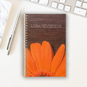 Orange Gerber Daisy und Rustikales Barnholz Planer