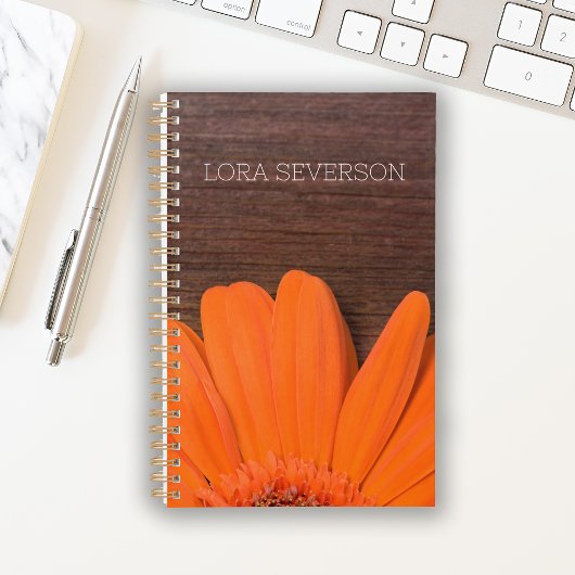 Orange Gerber Daisy und Rustikales Barnholz Planer
