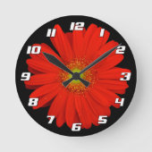 Orange Gerbera Daisy Blume auf schwarz mit Zahlen Runde Wanduhr (Vorderseite)