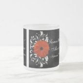 Orange Gerbera Daisy mit Schwarz-Weiß-Rollen Mattglastasse (VorderseiteRechts)