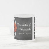 Orange Gerbera Daisy mit Schwarz-Weiß-Rollen Mattglastasse (Vorderseite Links)