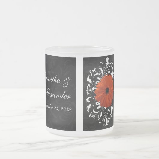 Orange Gerbera Daisy mit Schwarz-Weiß-Rollen Mattglastasse (Mittel)