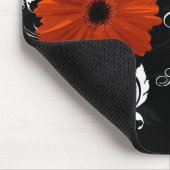 Orange Gerbera Daisy mit Schwarz-Weiß-Rollen Mousepad (Ecke)