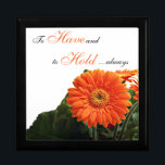 Orange Gerbera Daisy Trinket Box Geschenkbox<br><div class="desc">Diese anpassbare Schmuckbox mit Schwarzweißstühlen hat einen Haufen hellorangefarbener Gerbera-Gänsebläschen darauf und den Satz "haben und halten", der es zu einer idealen Geschenkboxen zum Hochzeitstag machen würde, um ein Überraschungsgeschenk zu bewahren, oder es als Geschenk für Ihren besonderen Jungen gelassen, wertvolle Mentos oder Schmuck darin zu verwahren. Der Text ist...</div>