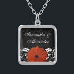 Orange Gerbera-Gänseblümchen mit Versilberte Kette<br><div class="desc">Tasteful, Chic und noble zusammenpassende Sammlung kennzeichnet schwarzen Hintergrund mit subtilen wirbelnden Rollen und einen klaren weißen Strudelvordergrundentwurf mit vibrierender orange Gerbera gerber Gänseblümchen-Blume. Tadellos elegant für eine Fall- oder Herbsthochzeit, Halloween-Hochzeit, Erntedankereignis oder während irgendeiner Jahreszeit. Dieses Einzelteil ist verfügbar, da eine komplette zusammenpassende Sammlung einschließlich Einladungen, UAWG-Karten, die Daten,...</div>