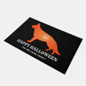 Orange German Shepherd Happy Halloween Familiennam Fußmatte (Schrägansicht)