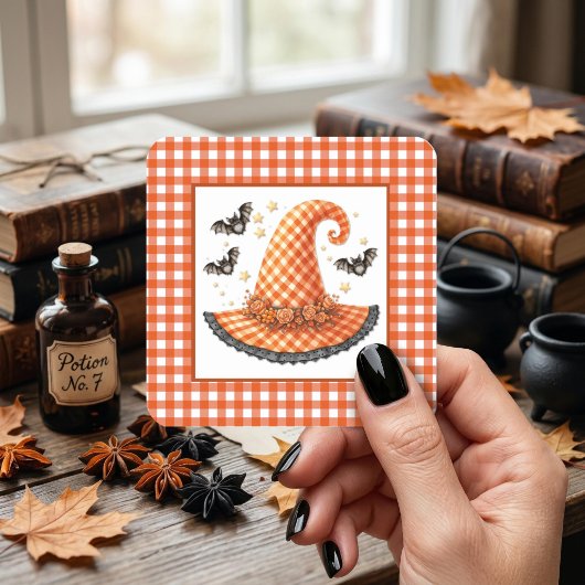 Orange Gingham Halloween Hexenhut & Fledermäuse Quadratischer Aufkleber