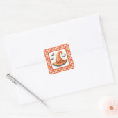 Orange Gingham Halloween Hexenhut & Fledermäuse Quadratischer Aufkleber (Umschlag)