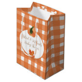 Orange Gingham Pumpkin Baby Shower Mittlere Geschenktüte (Vorderseite Schrägansicht)