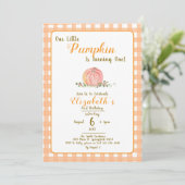 Orange Gingham Unser kleiner Pumpkin erster Geburt Einladung (Stehend Vorderseite)
