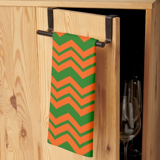 Orange Grüne Chevron-Zickzack-Design Geschirrtuch (Drittel gefaltet)